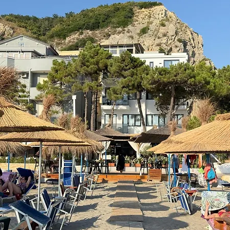 Priam Hotel 3*
